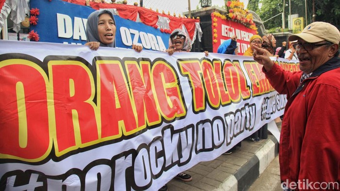 Emak-emak Pendukung Rocky Gerung Demo PN Jaksel Sejumlah emak-emak berdemo di depan PN Jakarta Selatan, Selasa (22/8). Mereka mengecam gugatan perdata yang diajukan pengacara David Tobing terhadap Rocky Gerung.
