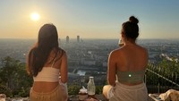 Dua warga di kawasan Fourviere, Lyon, tengah asyik menikmati sarapan saat otoritas Prancis mengeluarkan peringatan siaga merah untuk empat wilayah imbas gelombang panas, Selasa (22/8/2023).