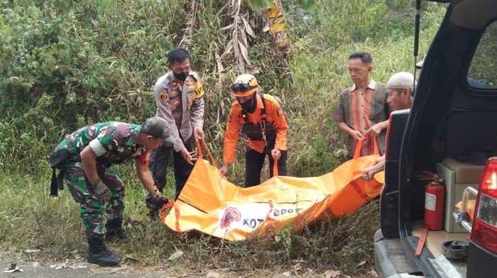 Evakuasi tengkorak di Desa Baniwangi, Kabupaten Sukabumi.
