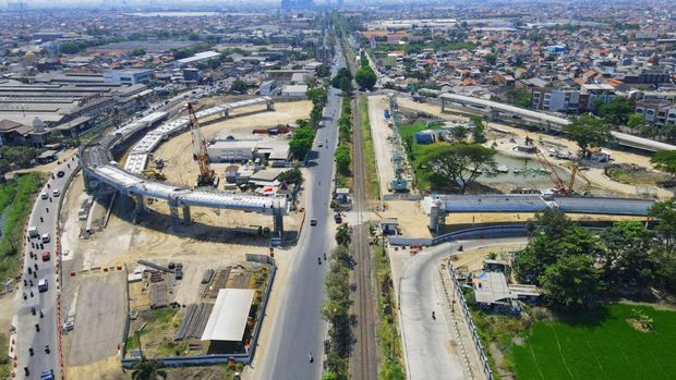Flyover Aloha hampir nyambung. Dalam waktu dekat girder penyambung di tengah Jalan Raya Aloha akan dipasang.