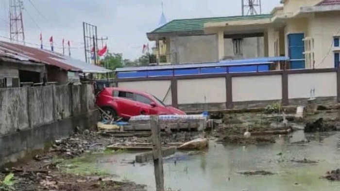 Foto: Mobil PDI Perjuangan tabrak pagar kuburan (Dok Satlantas)