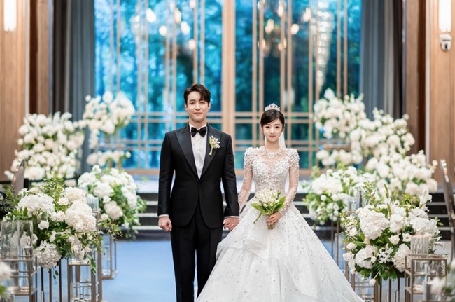 Hirai Saya sendiri merupakan penggemar berat BTS khususnya Jungkook. Shim Hyung Tak mengungkap istrinya tak bisa tidur setelah Jungkook mengakui kemiripan keduanya selama siaran langsung.  Foto: dok. Instagram @tak9988