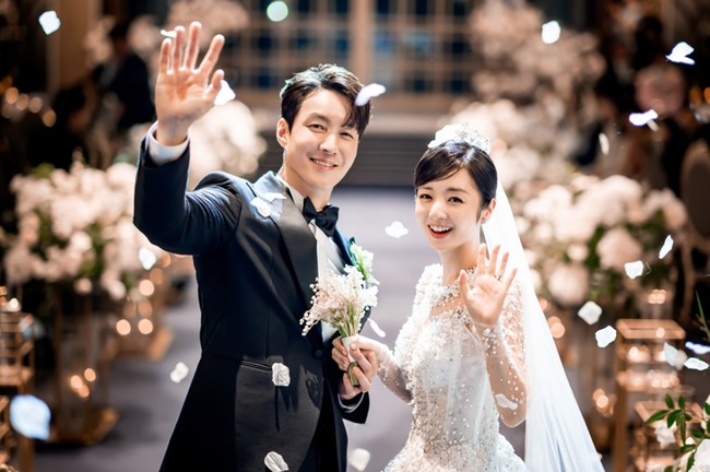 Aktor Korea Shim Hyung Tak baru saja melangsungkan pesta pernikahan di Jepang dan Korea Selatan. Dia menikahi wanita Jepang, Hirai Saya yang viral mirip Jungkook BTS. Foto: dok. Instagram @tak9988