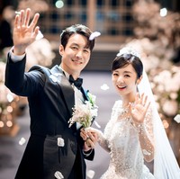 Aktor Korea Shim Hyung Tak baru saja melangsungkan pesta pernikahan di Jepang dan Korea Selatan. Dia menikahi wanita Jepang, Hirai Saya yang viral mirip Jungkook BTS. Foto: dok. Instagram @tak9988