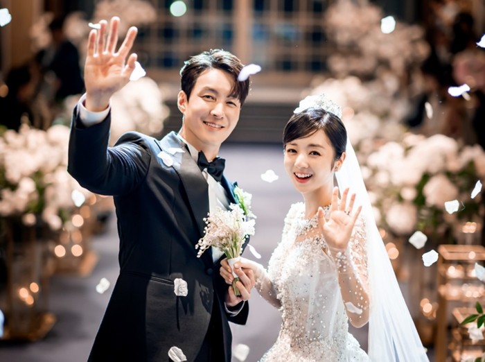 Foto pernikahan Shim Hyung Tak dan Hirai Saya