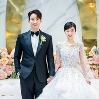 Sebelumnya Shim Hyung Tak mengaku jatuh cinta pada pandangan pertama saat melihat istrinya. Keduanya bertemu di Jepang, tepatnya di sebuah kafe yang dikelola Hirai Saya dan menjadi lokasi syuting sang aktor.  Foto: dok. Instagram @tak9988