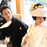 Setelah melangsungkan dua pesta pernikahan mewah, Shim Hyung Tak membagikan foto-fotonya melalui agensinya. Adat Jepang terlihat kental saat mempelai pria memakai busana tradisional kuro-montsuki sedangkan Hirai Saya memakai tsunokakushi.  Foto: dok. Instagram @tak9988