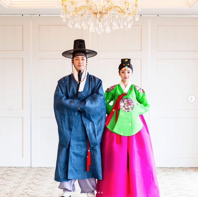 Perbedaan usia dan kewarganegaraan tak menjadi penghalang bagi Shim Hyung Tak dan Hirai Saya. Wanita Jepang itu diketahui 18 tahun lebih muda dari Shim Hyung Tak dan memakai busana tradisional hanbok di pesta pernikahannya di Korea Selatan.Foto: dok. Instagram @tak9988