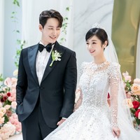 Shim Hyung Tak pertama kali memperkenalkan istrinya lewat acara televisi Romantics of Joseon pada Senin (10/4/2023). Sang istri sontak menjadi perbincangan karena punya wajah mirip dan gigi kelinci serupa maknae BTS.Foto: dok. Instagram @tak9988