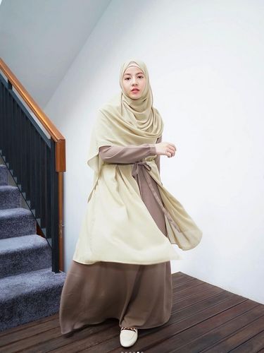 Gaya padu padan hijab ala Natasha Rizky Pradita Gaya padu padan hijab ala Natasha Rizky Pradita.