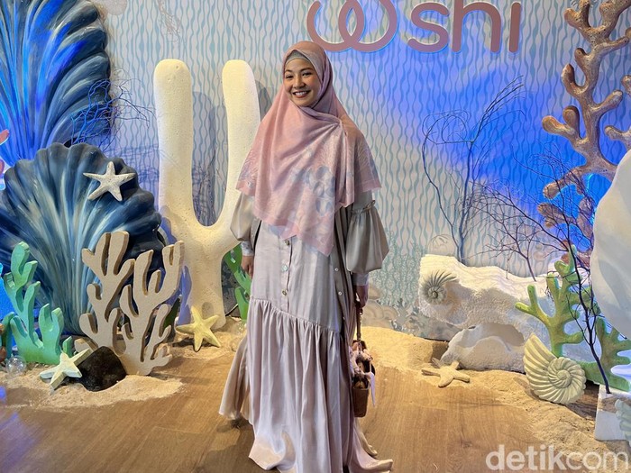 Gaya padu padan hijab ala Natasha Rizky Pradita.