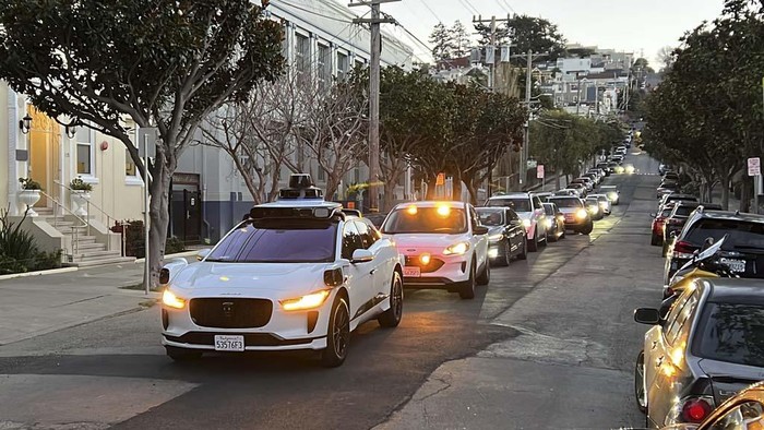 Gegara Kecelakaan, GM Kurangi Armada Taksi Otonom FILE - A Cruise AV, General Motor's autonomous electric Bolt EV in Detroit is displayed, Jan. 16, 2019. The California state Department of Motor Vehicles asked for General Motors’ Cruise autonomous vehicle unit to reduce its fleet in San Francisco after a Cruise vehicle without a human driver collided with an unspecified emergency vehicle on Thursday, Aug. 19, 2023. (AP Photo/Paul Sancya, File)