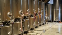 Pada tahun 2022, Kullabergs menghasilkan 30 ribu botol yang didominasi anggur putih. “Di mana kebun anggur di negara yang lebih tradisional menderita, kami mendapatkan momentum,” kata Felix Åhrberg sang pemilik kebun.
