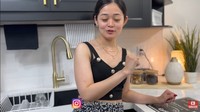 Gisella juga memiliki beberapa stok camilan yang disimpannya dalam stoples. Ia kerap menikmati camilan itu ketika lapar tengah malam. Foto: YouTube Gisela Cindy