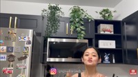 Dapur minimalis di apartemen Gisela Cindy ini juga dihiasi dengan beberapa tanaman hias. Ternyata, tanaman hias itu adalah koleksi sang ibunda. Foto: YouTube Gisela Cindy