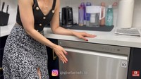 Dapurnya yang minimalis ini juga dilengkapi dengan dishwasher atau mesin pencuci piring. Alat ini sangat membantu Gisela dalam membersihkan piring dan peralatan memasak lainnya yang kotor. Foto: YouTube Gisela Cindy