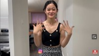 Gisela Cindy menunjukkan potret dapurnya dalam house tour. Apartemennya ini baru ia tempati dan melakukan beberapa renovasi. Foto: YouTube Gisela Cindy