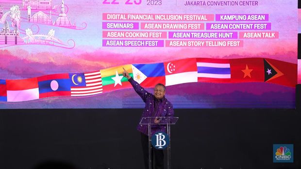 Gubernur Bank Indonesia Perry Warjiyo membuka rangkaian acara ASEAN Finance Ministers’ and Central Bank Governors' Meeting (AFMGM) di Jakarta, Selasa (22/8/2023). Bank Indonesia (BI) menyelenggarakan ASEAN Fest 2023 pada 22-25 Agusuts 2023 yang terdiri dari acara seminar, festival inklusi keuangan digital hingga showcasing budaya di JCC Senayan, Jakarta. (CNBC Indonesia/Tri Susilo)
