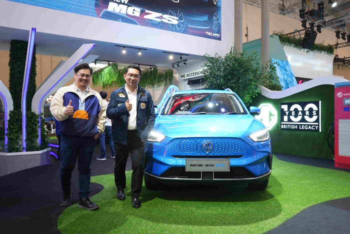 Gubernur Jawa Barat Ridwan Kamil berkunjung ke booth MG di arena GIIAS 2023