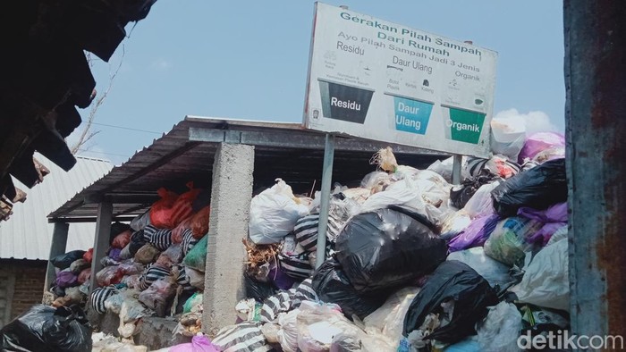 Gunungan sampah di Pasar Gentongan Klaten, Selasa (22/8/2023).