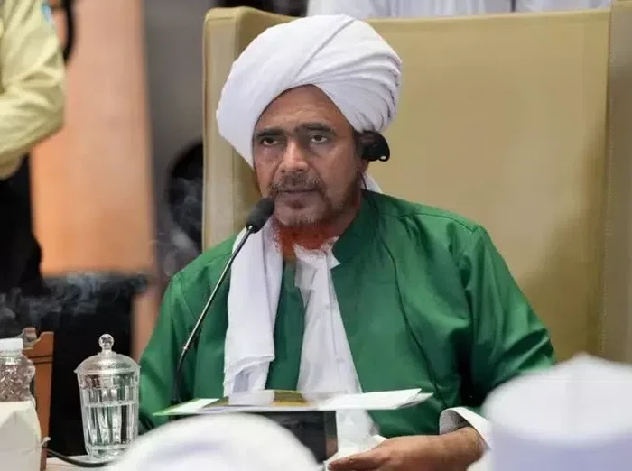 Hari ini, Selasa (22/8/2023), Habib Umar bin Hafidz akan mengisi Tabligh Akbar di Gelora Joko Samudro, Jalan Veteran Gresik. Berikut ini sekilas mengenai Habib Umar bin Hafidz.