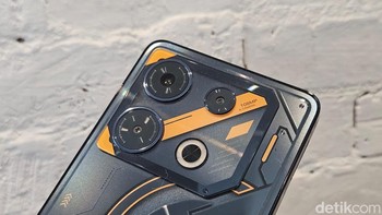 Ponsel ini memiliki pengaturan tiga kamera. Komposisinya terdiri darikamera utama 108MP dan kamera pendukung 2MP Foto: Adi Fida Rahman/detikINET
