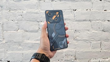 Infinix GT 10 Pro ini memiliki bodi belakang yang mencolok dengan sentuhan Cyber Mecha yang mewakili semangat generasi muda untuk berani tampil beda. Foto: Adi Fida Rahman/detikINET