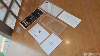 Aksesori yang disertakan dalam paket penjualan, dari case hingga tampered glass. Foto: Adi Fida Rahman/detikINET