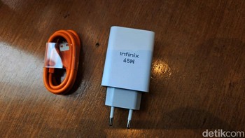 Dalam kotak kemasannya diberikan kabel data dan adaptor charger 45W. Foto: Adi Fida Rahman/detikINET