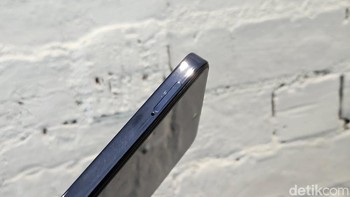 Sisi kanan terdapat SIM Card.Foto: Adi Fida Rahman/detikINET