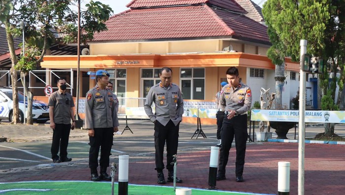 Kapolres Malang AKBP Putu Kholis Aryana sidak pelayanan SIM di Satpas Singosari