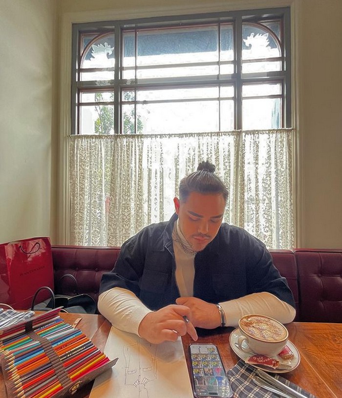 Ivan Gunawan Tampil Makin Kece Begitu Juga dengan Momen Kulineran Cetarnya Ivan Gunawan Tampil Makin Kece Begitu Juga dengan Momen Kulineran Cetarnya