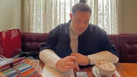  Di Instagramnya, desainer berusia 41 tahun ini semakin gencar mengunggah momen kesehariannya. Termasuk saat sedang merancang pakaian terbaru ditemani secangkir kopi. Foto: Instagram @ivangunawan