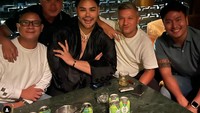 Disela-sela kesibukannya, Ivan tetap rajin nongkrong dan makan bareng teman-teman terdekatnya. Seperti momen dirinya menemani Gading Martin ngobrol di bar. Foto: Instagram @ivangunawan