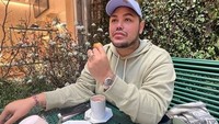 Tak bisa lepas dari secangkir kopi, Ivan paling sering unggah fotonya saat bersantai di kafe. Ngeteh-ngeteh cantik di restoran mewah, Ivan gunakan waktu luangnya untuk bertemu dengan kerabat dan teman-teman terdekatnya. Foto: Instagram @ivangunawan