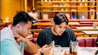 Ngeteh-ngeteh cantik di restoran mewah, Ivan gunakan waktu luangnya untuk bertemu dengan kerabat dan teman-teman terdekatnya. Foto: Instagram @ivangunawan