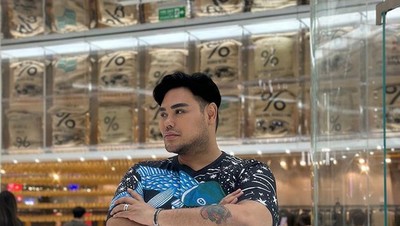 Ivan Gunawan Tampil Makin Kece Begitu Juga dengan Momen Kulineran Cetarnya