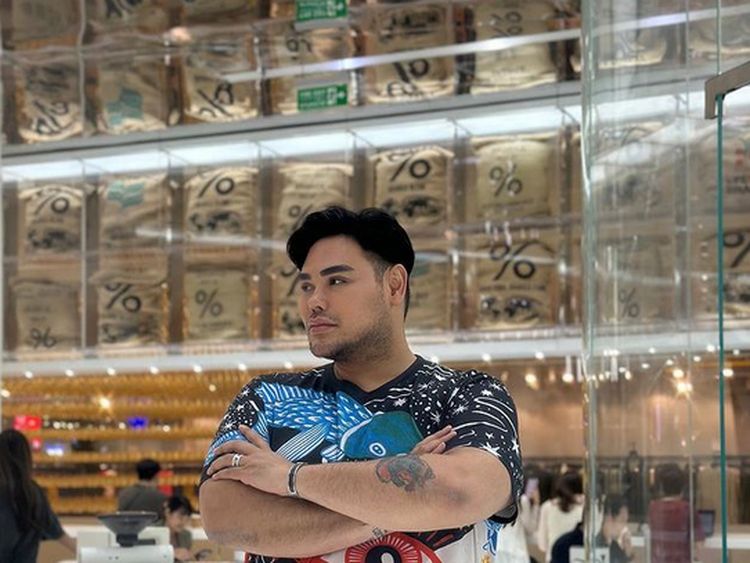 Ivan Gunawan Tampil Makin Kece Begitu Juga dengan Momen Kulineran Cetarnya