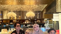 Sering disebut kembaran dengan Caren Delano, Ivan memang cukup dekat dengannya. Mereka sering pergi makan bareng. Foto: Instagram @ivangunawan