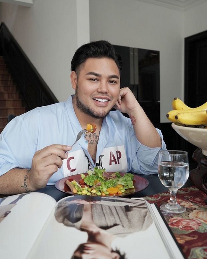Ivan Gunawan Tampil Makin Kece Begitu Juga dengan Momen Kulineran Cetarnya Ivan Gunawan Tampil Makin Kece Begitu Juga dengan Momen Kulineran Cetarnya