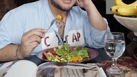 Untuk menjaga berat badannya tetap stabil, Ivan rajin makan salad dan aneka sayuran yang jadi pola makannya sehari-hari. Foto: Instagram @ivangunawan