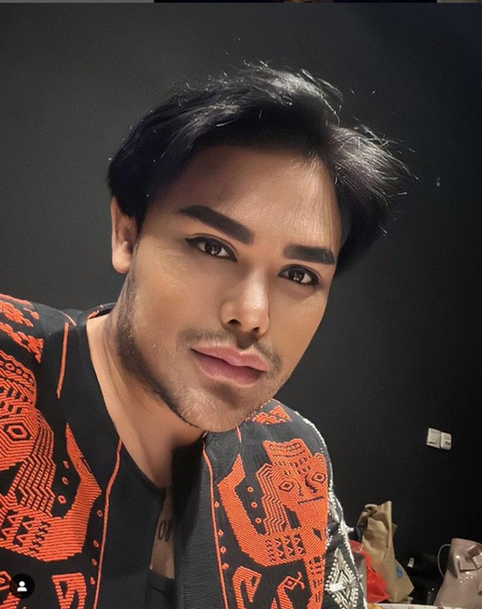 Ivan Gunawan Tampil Makin Kece Begitu Juga dengan Momen Kulineran Cetarnya Ivan Gunawan Tampil Makin Kece Begitu Juga dengan Momen Kulineran Cetarnya