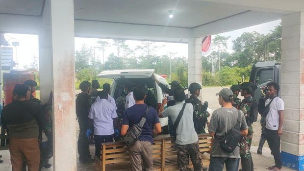 Jenazah prajurit TNI Pratu Mar Agung Pamuji Laksono saat tiba di RSUD Dekai, Kabupaten Yahukimo.