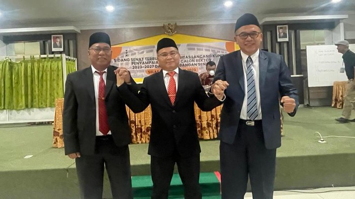 Junaidi (tengah) bersama dua calon rektor lain usai pemilihan. (Foto: Istimewa)