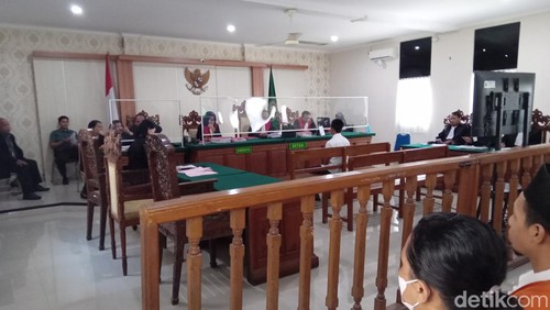 Juniarta mendengarkan vonis penjara selama 12 tahun yang dibacakan Hakim Ketua Astawa di Pengadilan Negeri Denpasar, Selasa (22/8/2023). (Aryo Mahendro).