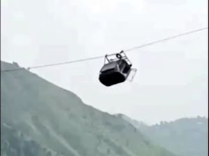 Mengerikan! 8 Orang Terjebak Belasan Jam di Kereta Gantung Pakistan