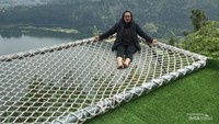 Area foto yang instagramable di Kahyangan Skyline, jaring tebing.