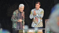 Gubernur Jawa Tengah, Ganjar Pranowo, bersama Presiden Direktur PT Anugerah Pharmindo Lestari (APL) Christophe Piganiol menandantangi prasasti dalam acara Central Java Investment Business Forum (CJIBF) 2023, Senin (21/8/2023).