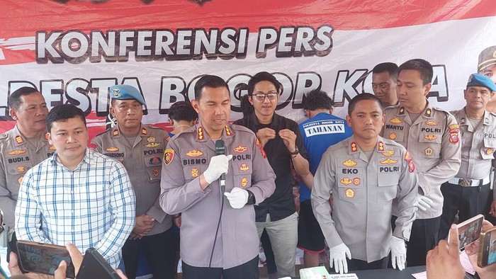 Kapolresta Bogor Kota Kombes Bismo Teguh Prakoso saat jumpa pers penangkapan muncikari prostitusi online di Bogor. (M Sholihin/detikcom)