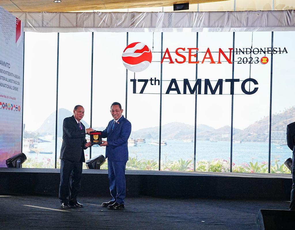 Kapolri Jenderal Listyo Sigit Prabowo menyerahkan keketuaan ASEAN Ministerial Meeting On Transnational Crime (AMMTC) dan Asean Senior Official Meeting On Transnational Crime (SOMTC) kepada Laos.